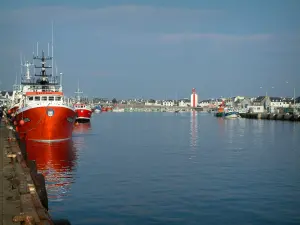 Le Guilvinec - Puerto con los barcos, los arrastreros y buques del muelle de color, y el mar (Océano Atlántico)