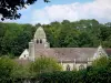 Guiry-en-Vexin - Sint-Nicolaaskerk omgeven door bomen; in het Regionaal Natuurpark van de Franse Vexin