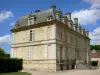 Guiry-en-Vexin - Façade du château, et nuages dans le ciel bleu ; dans le Parc Naturel Régional du Vexin Français