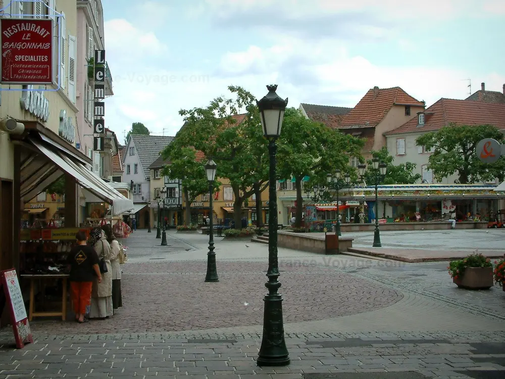 Haguenau - Place avec lampadaires, arbres, boutiques et maisons