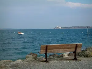 Halbinsel von Crozon - Ufer mit Bank, Meer (Meer Iroise) und Schiff, Küsten in der Ferne