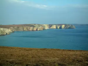 Halbinsel von Crozon - Blick auf die Küsten, auf die Felsen und die Halbinsel und auf das Meer (Meer Iroise)