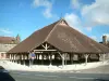 Halle de Piney - Halle en bois et nuages dans le ciel