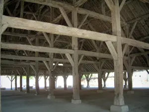 Halle von Piney - Blick unter die Halle aus Holz