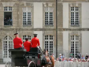 Haras Nacional de Le Pin - Desfile en el enganche jueves Pine (caballo de exhibición), y la fachada al público del castillo en la ciudad de Le Pin-au-Haras