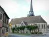 Harcourt - Kerk van St. Ouen en de gevels van huizen in het dorp