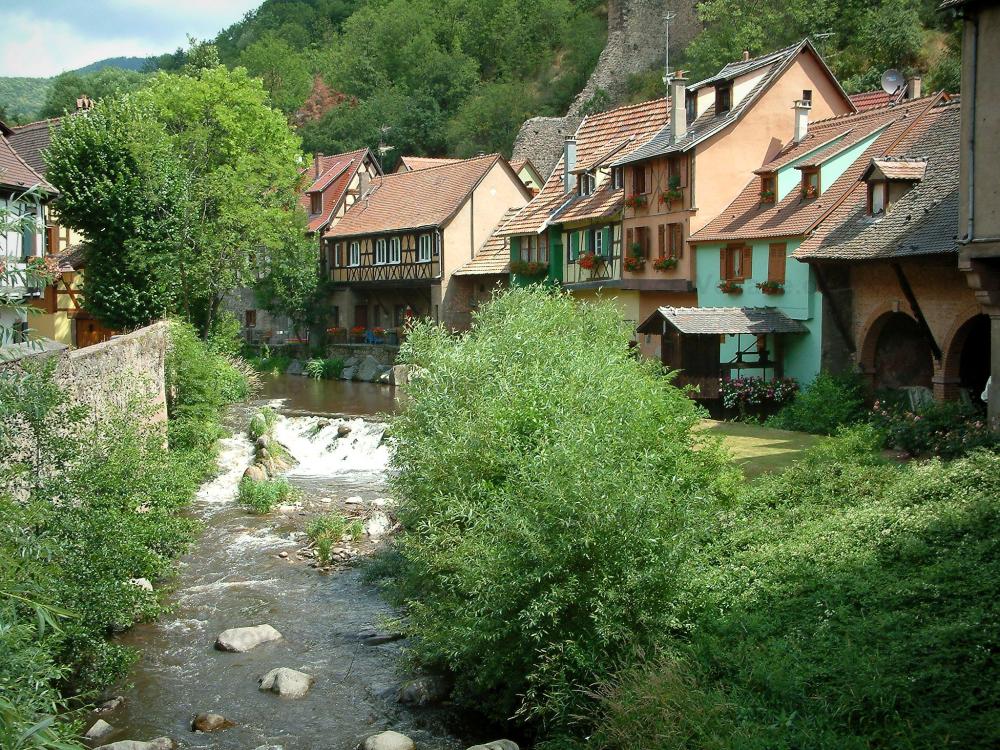 Guide du Haut-Rhin - Kaysersberg - Rivière (Weiss), arbres et maisons aux murs colorés