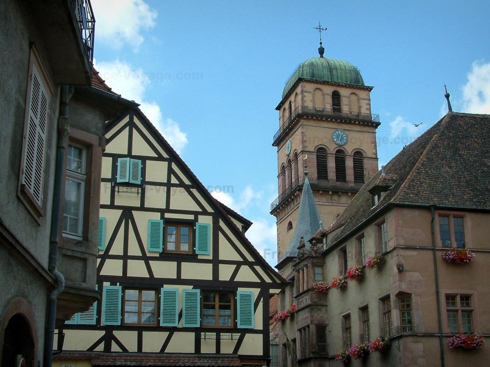 Guide du Haut-Rhin - Kaysersberg - Édifice (mairie, hôtel de ville) de la Renaissance rhénane orné d'un oriel, clocher de l'église Sainte-Croix et maison à colombages