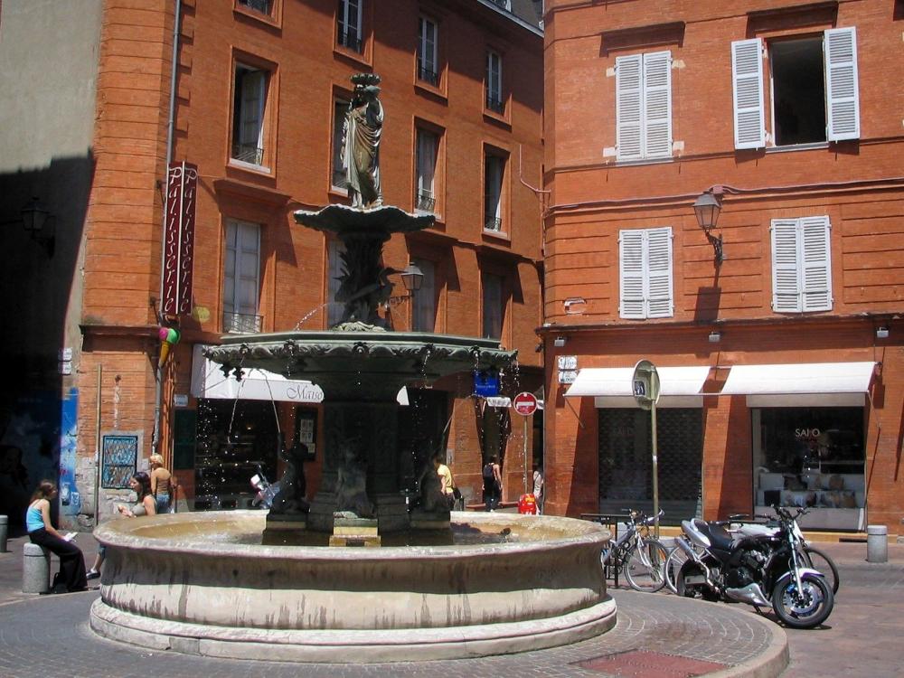 Guide de la Haute-Garonne - Toulouse - Maisons et fontaine de la place Roger-Salengro