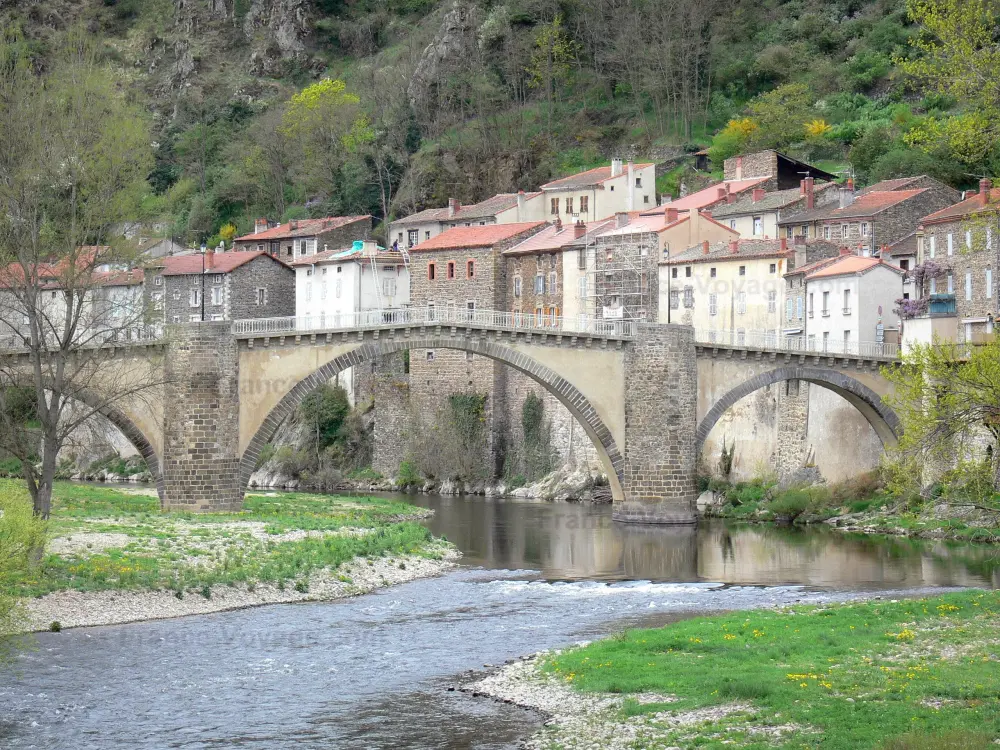 Guide of the Haute-Loire - Haute-Loire landscapes - Allier gorges: houses in the village of Lavoûte-Chilhac along the water and bridge over the Allier river