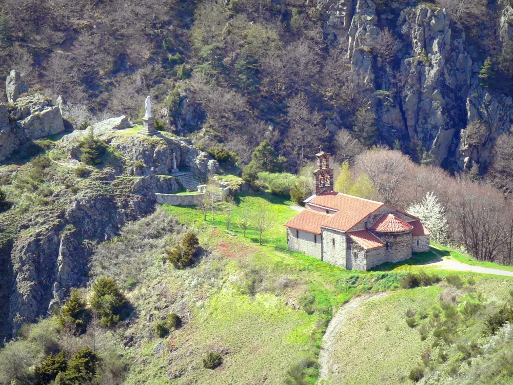 Guide of the Haute-Loire - Haute-Loire landscapes - View of the Notre-Dame-d'Estours chapel, in the town of Monistrol-d'Allier, in the Seuge gorges