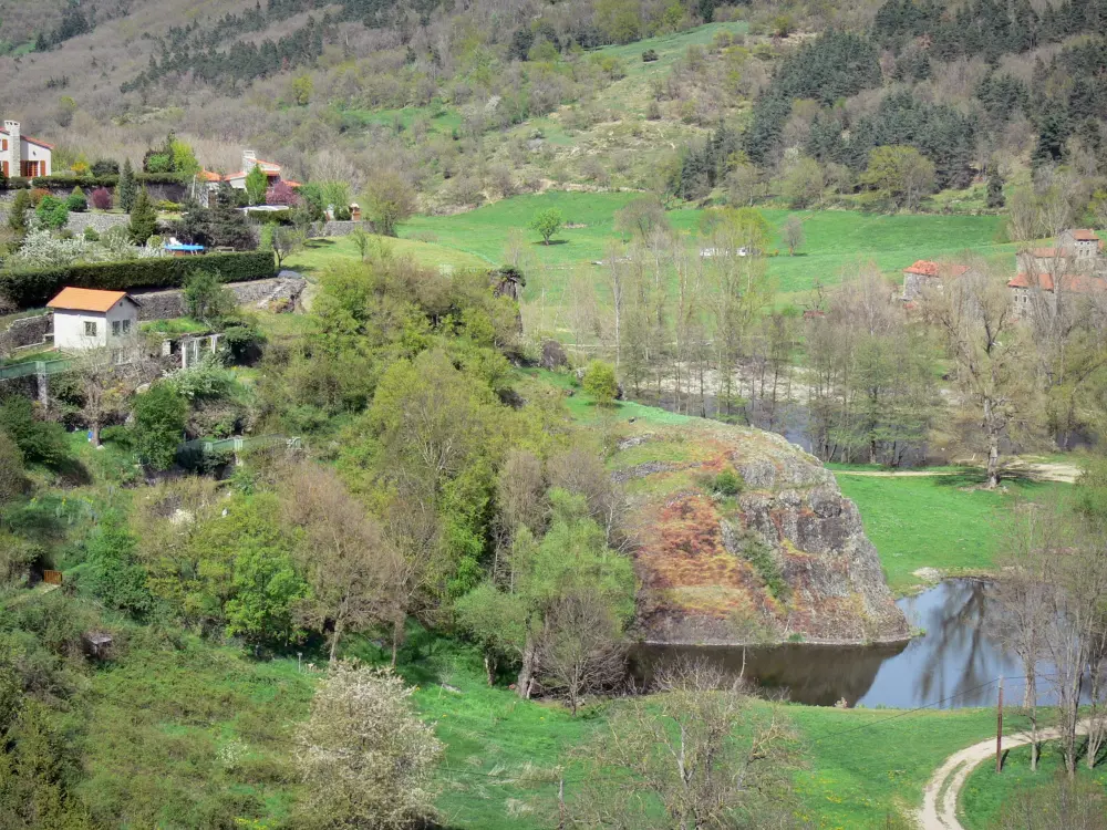 Guide of the Haute-Loire - Haute-Loire landscapes - Allier gorges: houses overlooking the Allier river lined with trees
