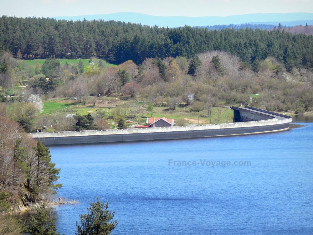 Guide de la Haute-Loire - Paysages de la Haute-Loire - Lac de Lavalette et son barrage dans un cadre arboré