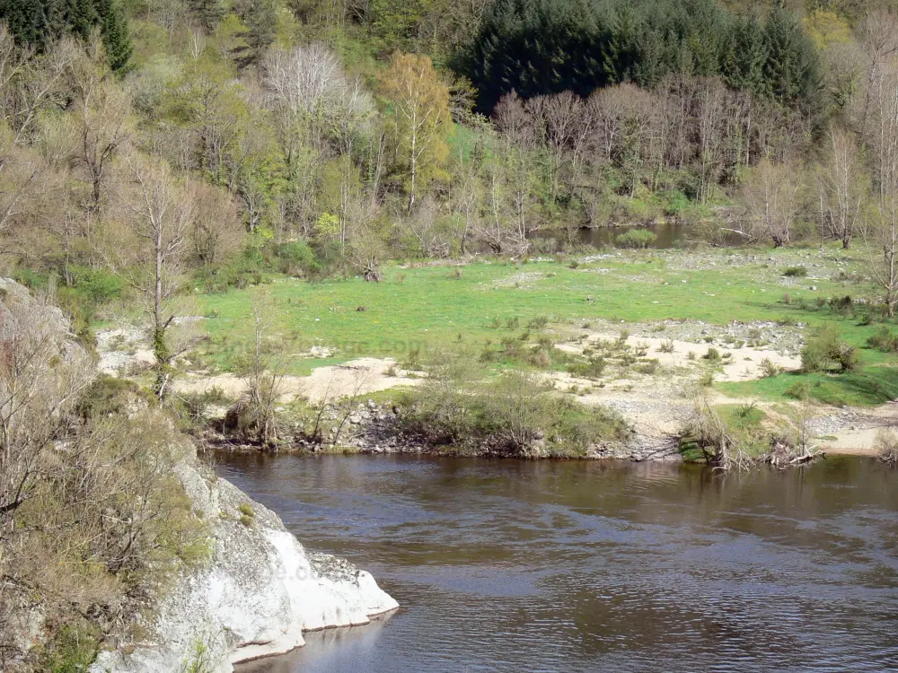 Guide of the Haute-Loire - Haute-Loire landscapes - Allier gorges: Allier river crossing a green and wooded landscape