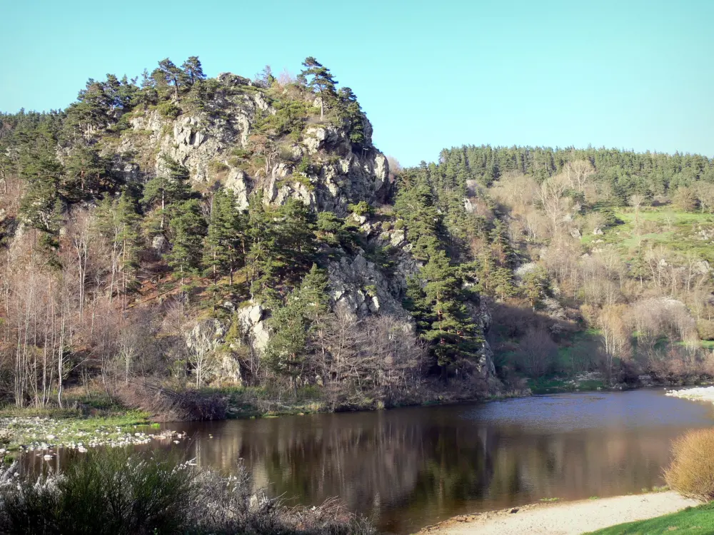 Guide of the Haute-Loire - Haute-Loire landscapes - Upper Loire Valley: Loire River in a wild and verdant setting