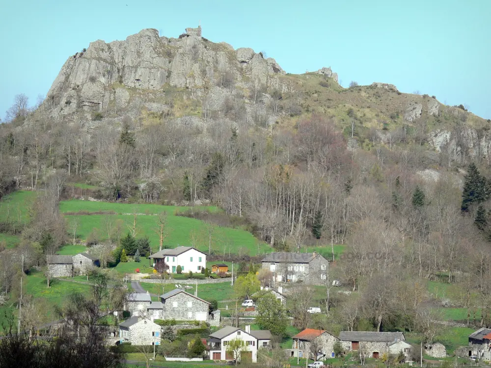 Guide of the Haute-Loire - Haute-Loire landscapes - Basalt organs from the sap of Chapteuil and houses below; in the town of Saint-Julien-Chapteuil