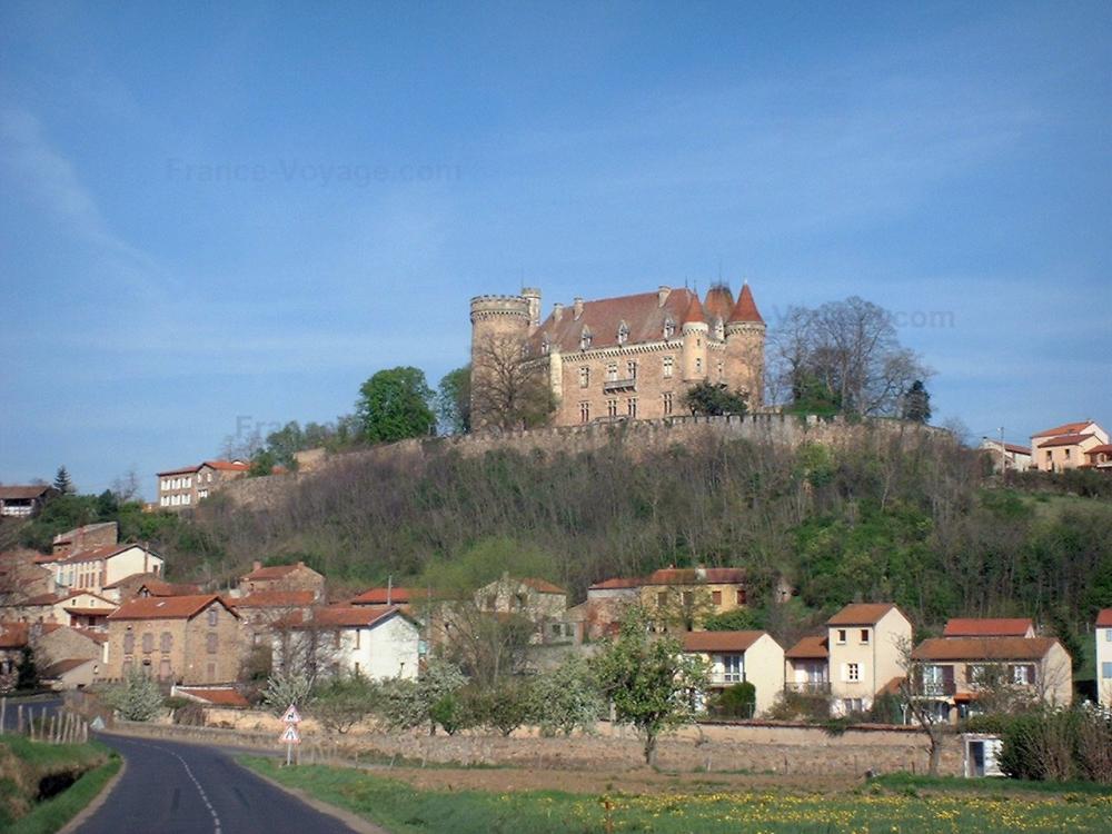 Guide de la Haute-Loire - Paysages de la Haute-Loire - Château de Paulhac dominant les maisons du village