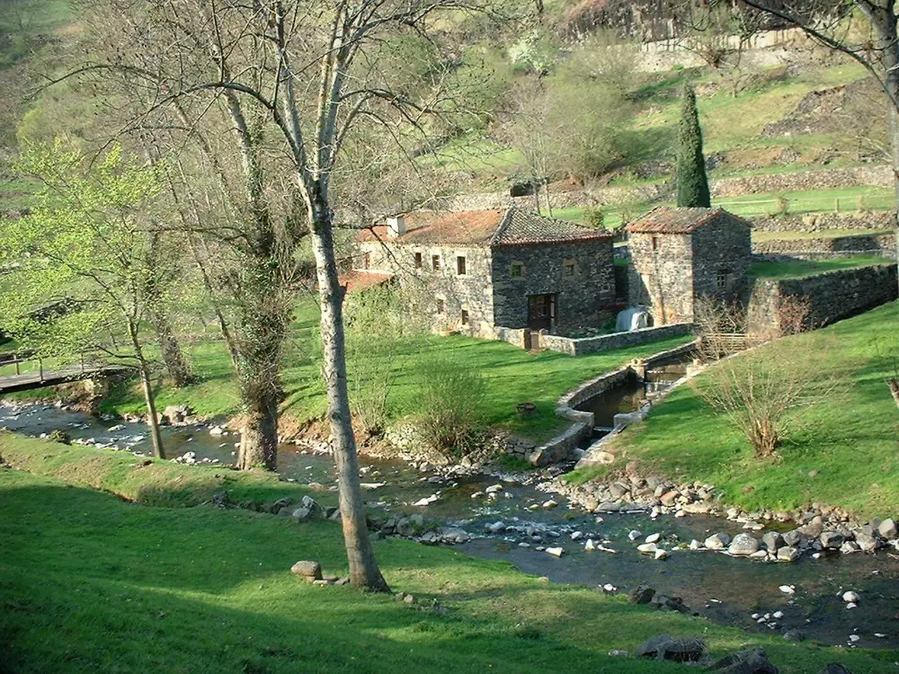 Guide of the Haute-Loire - Haute-Loire landscapes - Mill of Saint-Arcons-d'Allier and river lined with trees