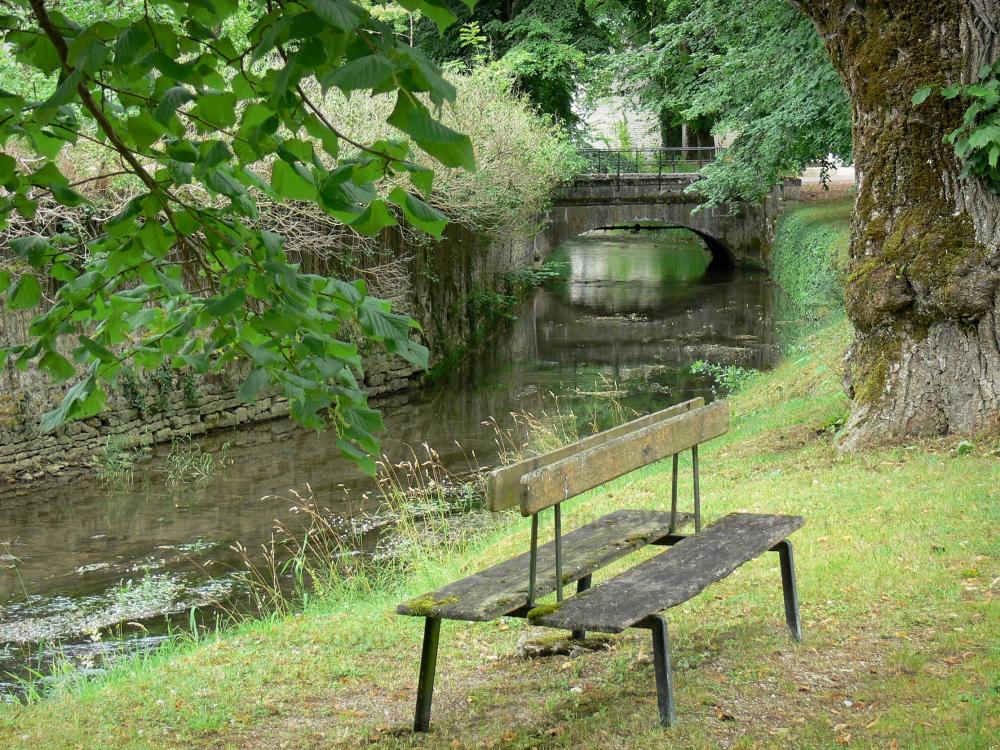 Guide de la Haute-Marne - Auberive - Banc au bord de la rivière Aube