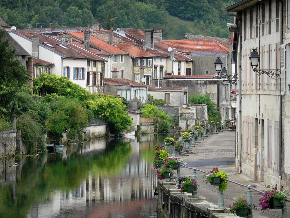 Guide de la Haute-Marne - Joinville - Quai des Peceaux, bief de la Marne (Bief du Moulin) et maisons de la vieille ville