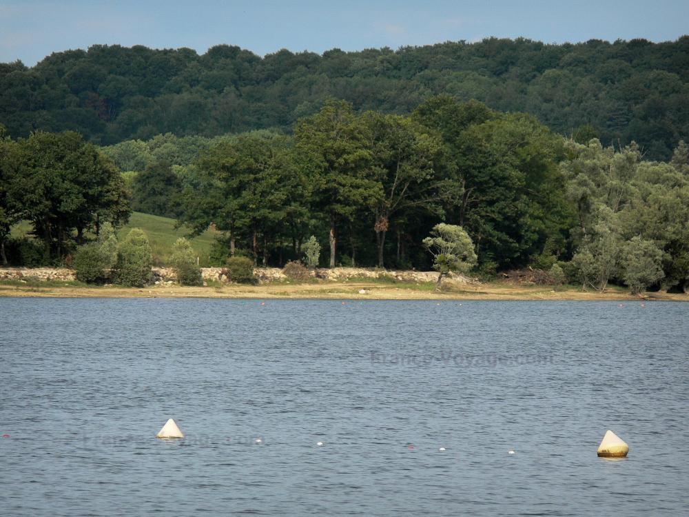 Guide de la Haute-Marne - Paysages de la Haute-Marne - Lac de la Liez et sa rive boisée
