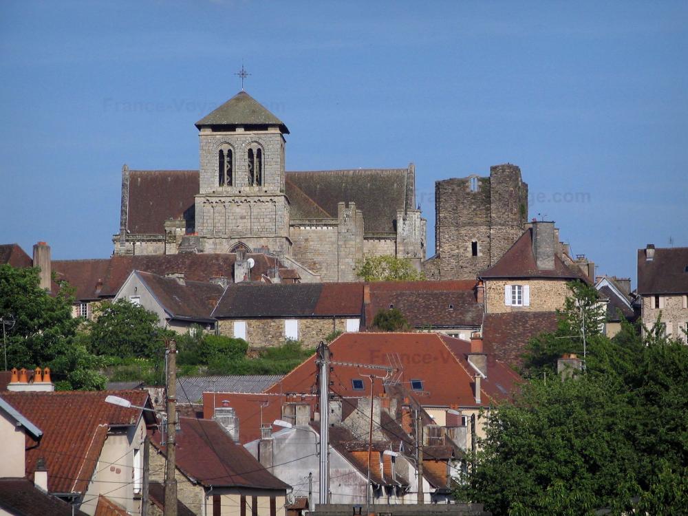 Guide de la Haute-Vienne - Saint-Yrieix-la-Perche - Collégiale du Moustier et maisons de la ville