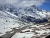 Hautes-Alpes的风景 - 通往Lautaret山口和积雪覆盖的山脉的道路;在Écrins国家公园