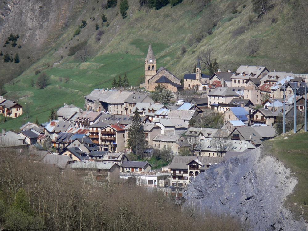 Guide des Hautes-Alpes - La Grave - Clochers de l'église Notre-Dame-de-l'Assomption et de la chapelle des Pénitents Blancs et maisons du village