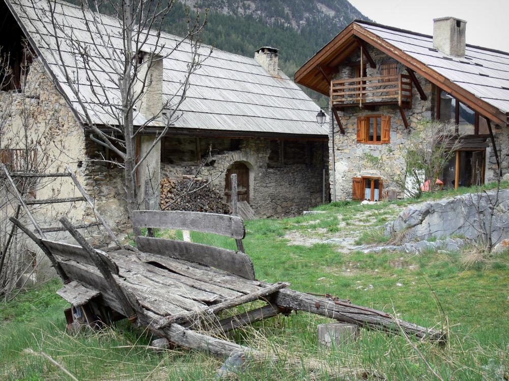 Guide des Hautes-Alpes - Plampinet - Vieille charrette et maisons en pierre du village ; dans la vallée de la Clarée