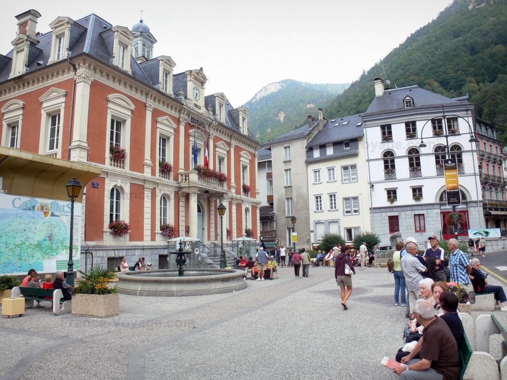 Guide des Hautes-Pyrénées - Cauterets - Station thermale et climatique : place Clémenceau agrémentée d'une fontaine, hôtel de ville (mairie) et façades de la ville