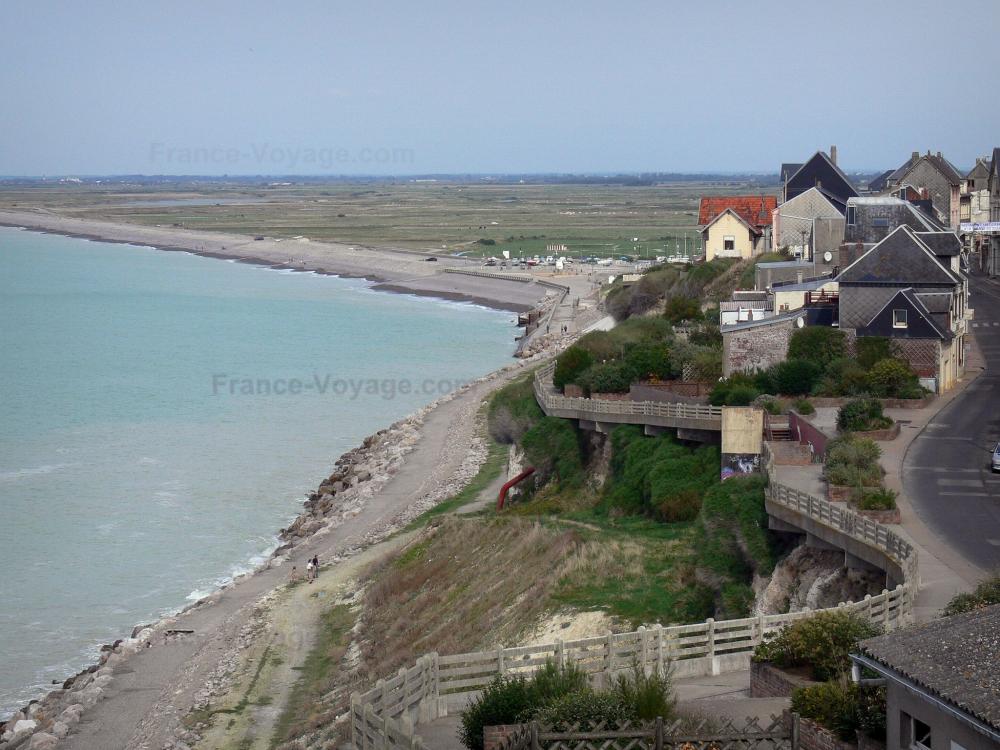Guide des Hauts-de-France - Ault - Ault-Onival et ses maisons surplombant la mer (la Manche), Hâble d'Ault en arrière-plan