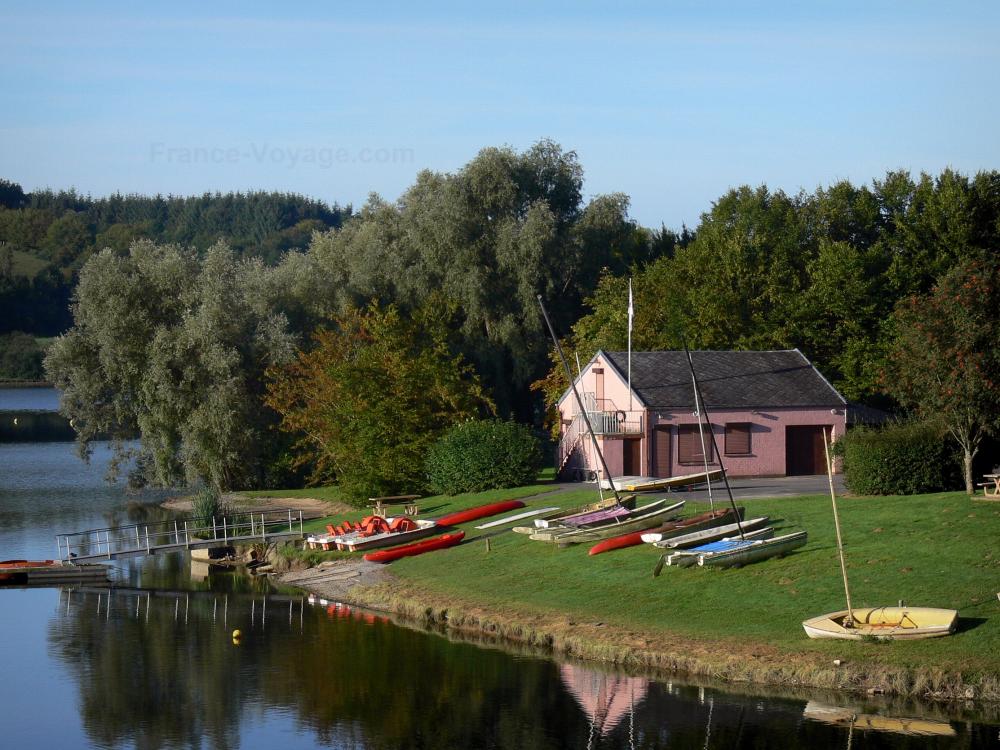 Guide des Hauts-de-France - Lac du Val-Joly - Retenue d'eau, rive, arbres, maison rose, barques, pédalos et catamarans, dans le Parc Naturel Régional de l'Avesnois