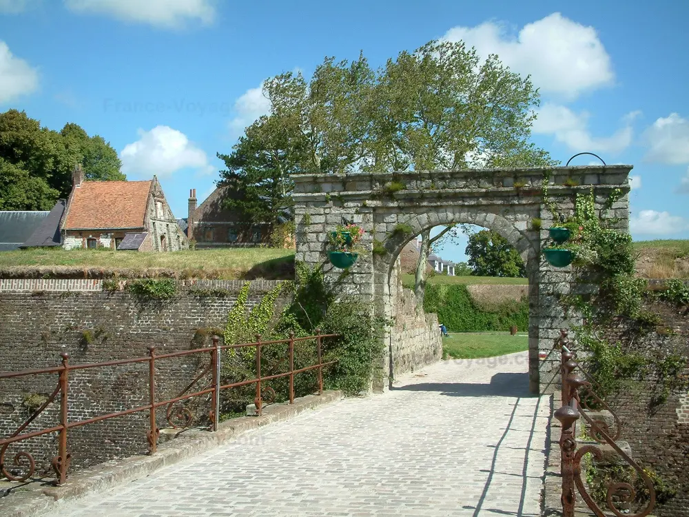 Gids van Hauts-de-France - Montreuil-sur-Mer - Wallen van de citadel en de wolken in de lucht