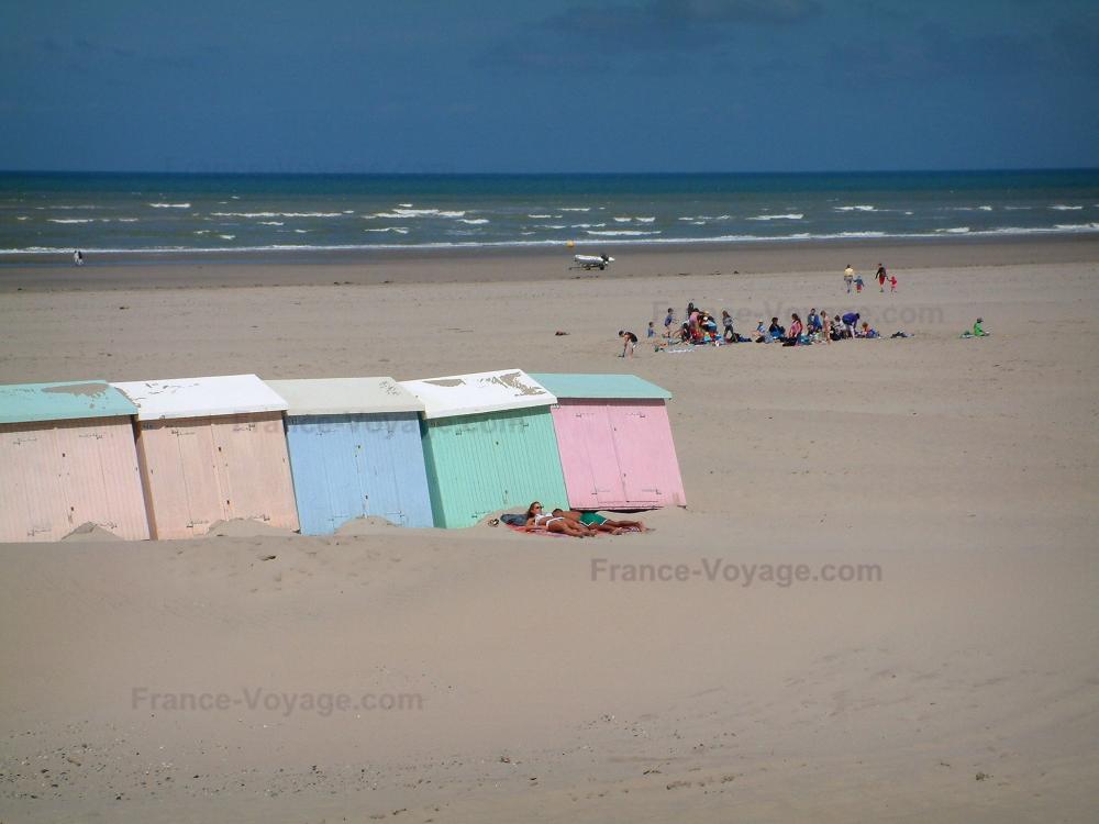 Guide des Hauts-de-France - Berck-sur-Mer - Côte d'Opale : plage de sable, cabines colorées et mer (la Manche) avec de petites vagues