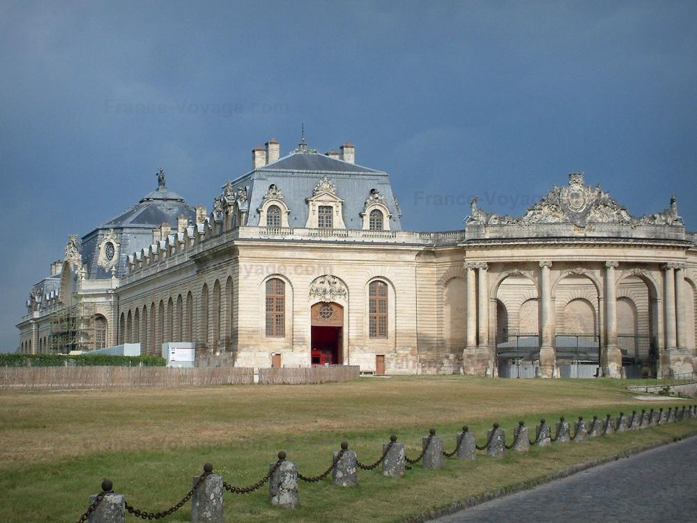 Guide des Hauts-de-France - Chantilly - Grandes Écuries abritant le musée Vivant du Cheval