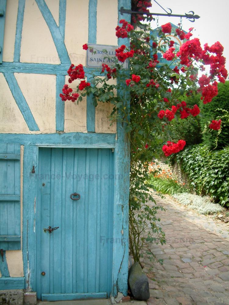 Guide des Hauts-de-France - Gerberoy - Maison bleue et son rosier grimpant (roses rouges)