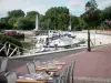 Haven van Cergy - Restaurantterras met uitzicht op de boten in de Cergy-rivierhaven (jachthaven)