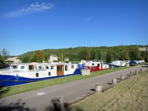 Haven van Vermenton - Nautische stop: binnenvaartschepen afgemeerd langs de kade