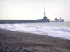 Le Havre - Plage avec des galets, mer (la Manche), digues et feux de l'entrée du port