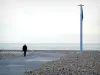 Le Havre - Oprijlaan met een rollator, kiezelstrand, lamp, zee (Engels Kanaal) en bewolkte hemel