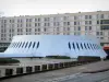 Le Havre - Bâtiment (Volcan) de l'espace Oscar-Niemeyer et immeuble
