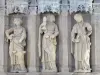 Heilige-Kapelle von Vic-le-Comte - In der Heiligen-Kapelle (Kirche Saint-Pierre): Statuen des Altaraufsatzes aus weissem Stein