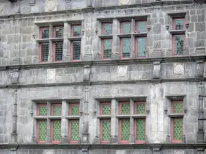 Heiliges Mehl - Renaissance-Fassade des Konsularhauses und seine zweibogigen Fenster - Alfred-Douët-Museum