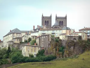 Heiliges Mehl - Blick auf die Türme der Kathedrale Saint-Pierre und die Häuser der Oberstadt, die auf ihrem Basaltvorsprung thronen