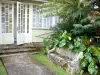 Hell-Bourg - Entrée d'une maison créole avec banc en pierre et anthuriums en fleurs