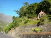 Hell-Bourg - Hochliegender Kiosk mit Blick auf die Befestigungwände des Talkessels Salazie