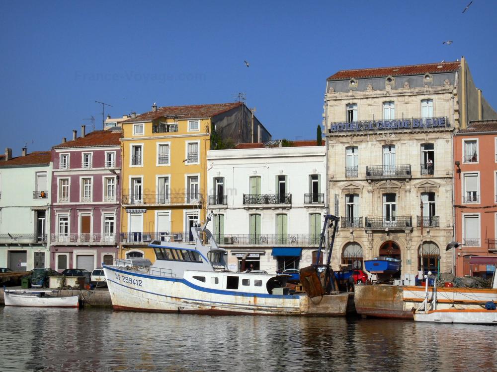 Guide de l'Hérault - Sète - Maisons dont certaines aux façades colorées, bateaux amarrés au quai, canal