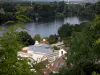 Herblay - Vista dos telhados das casas na cidade de Herblay e do rio Sena ladeado por árvores (Vallée de la Seine)