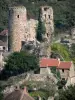 Hérisson - Ruines (vestiges) du château féodal de Hérisson dominant les maisons du village médiéval