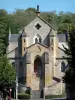 Hérisson - Façade de l'église Notre-Dame de style néogothique avec son escalier en fer à cheval